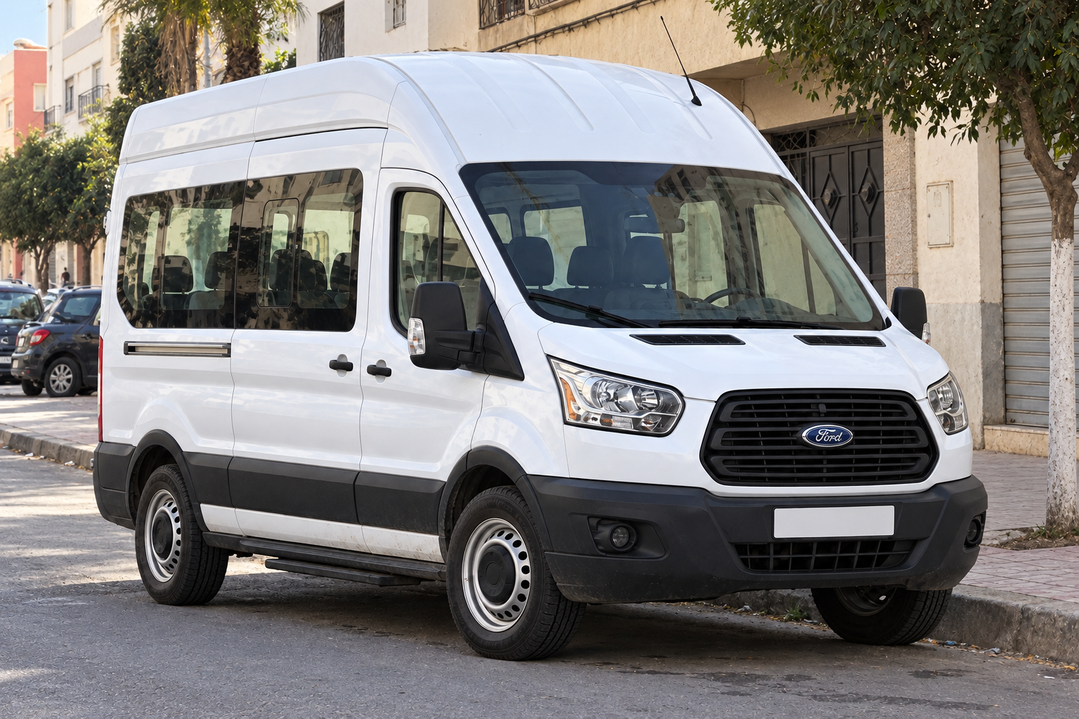 Autocar de transport de personnel devant un site professionnel
